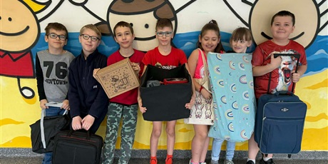 Powiększ grafikę: dzien-bez-plecka-685583.jpg