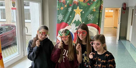 Powiększ grafikę: swiatecznie-w-nasej-szkole-664889.jpg