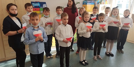 Powiększ grafikę: Uczniowie 3d śpiewają hymn Polski