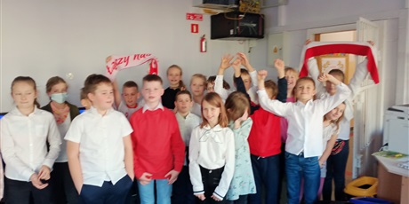 Powiększ grafikę: Uczniowie z klasy 4c śpiewają hymn Polski