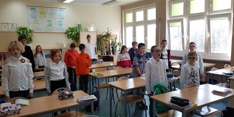Powiększ grafikę: Uczniowie z klasy 5a  śpiewają hymn Polski