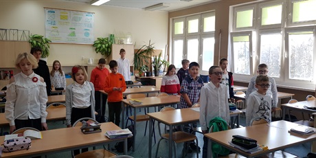 Powiększ grafikę: Uczniowie z klasy 5a śpiewają hymn Polski