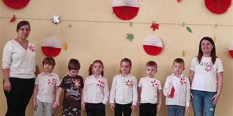 Powiększ grafikę: Przedszkolaki śpiewają hymn Polski