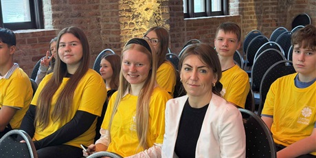 Powiększ grafikę: wolontariat-664886.jpg