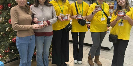 Powiększ grafikę: wolontariusze-nie-spia-664896.jpg